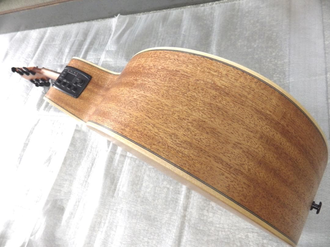 トップシトカスプルース単板　Bromo ブロモ エレアコギター　BAT4CE