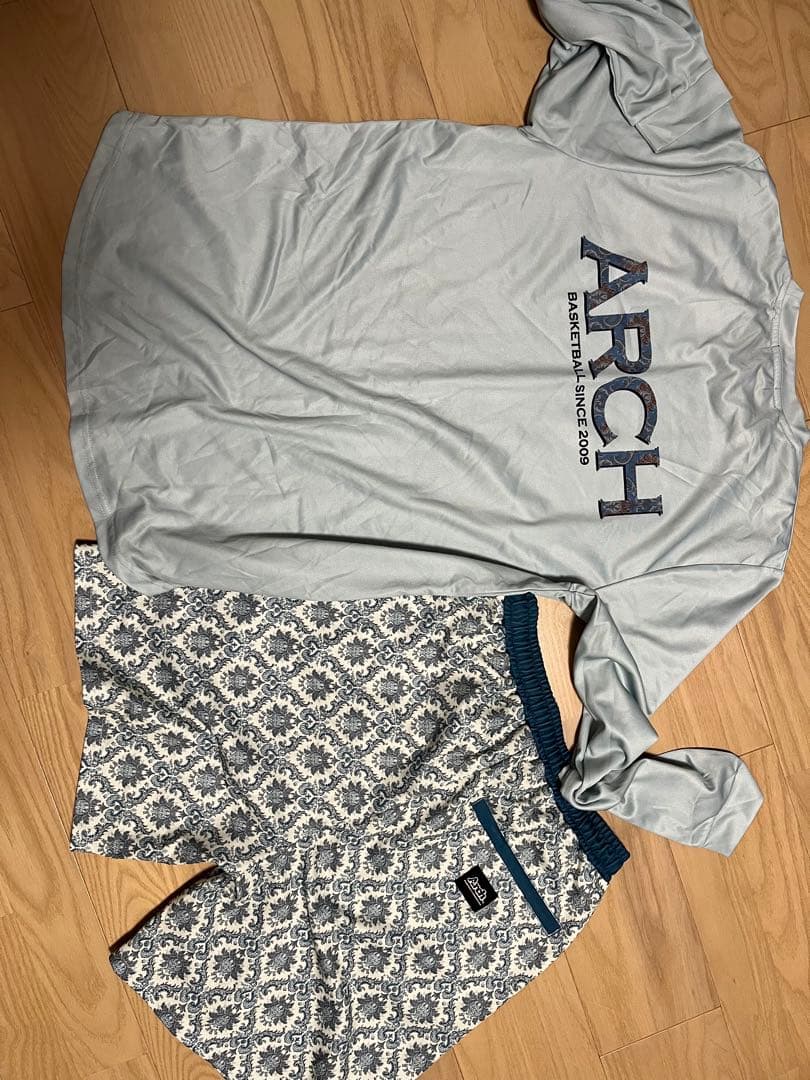 Arch ロゴ入り長袖シャツ（XL）とショートパンツ（L）セット