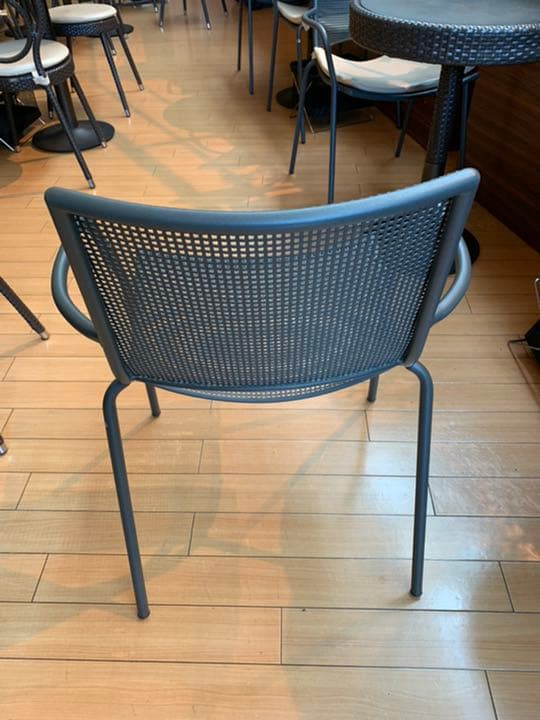 オシャレなスチール椅子です。不燃対応の場所で使用できます。