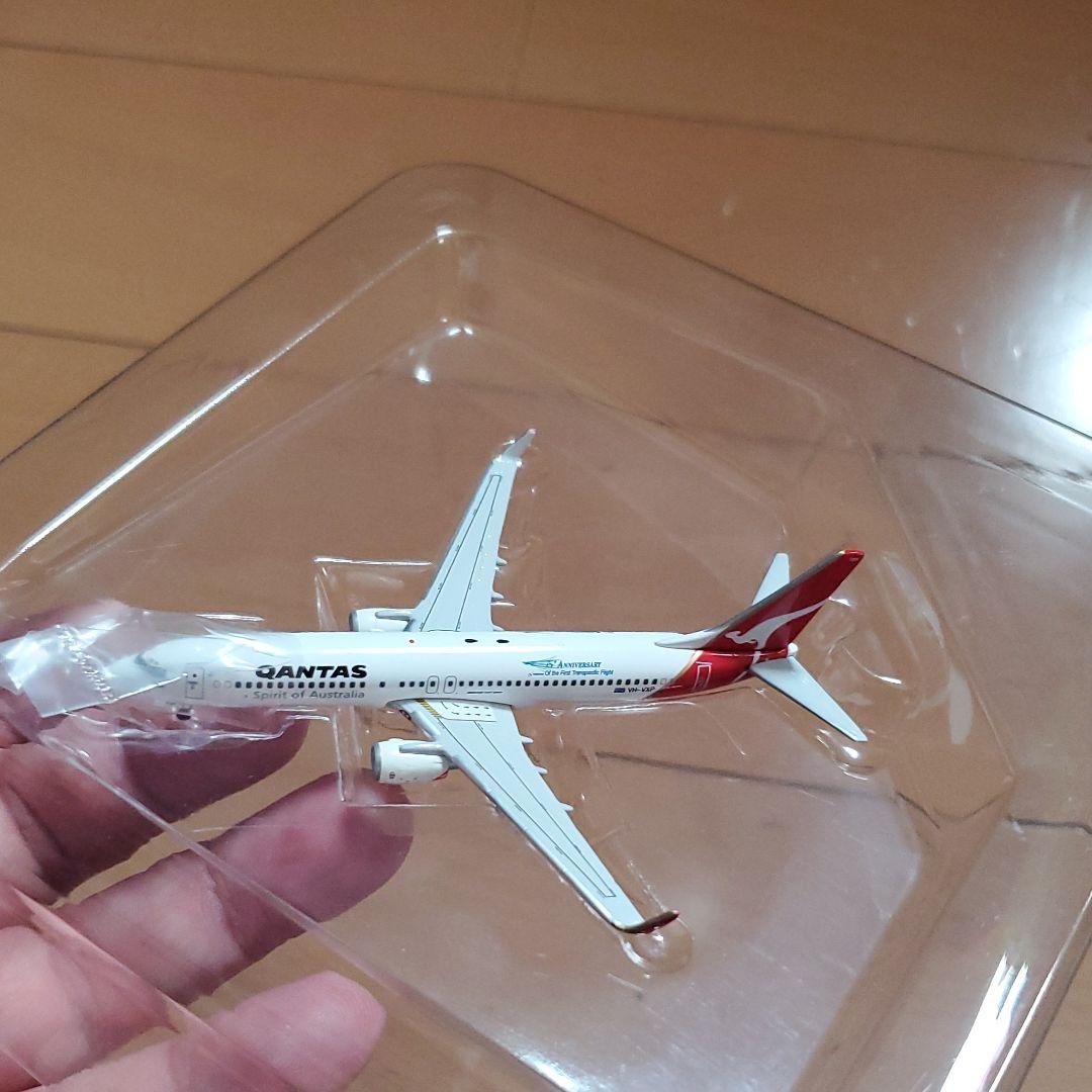 航空機・ヘリコプター QUNTAS BOEING737-800