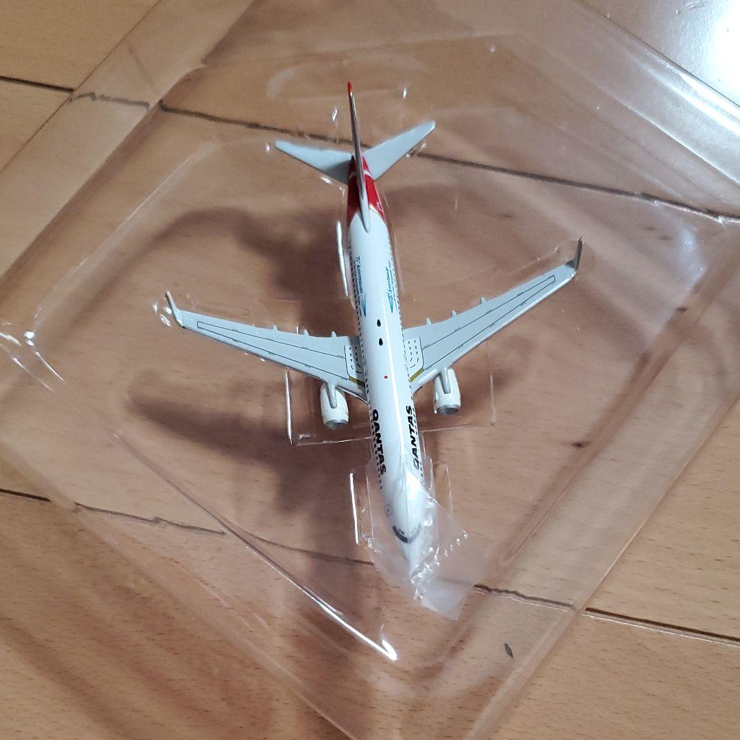 航空機・ヘリコプター QUNTAS BOEING737-800