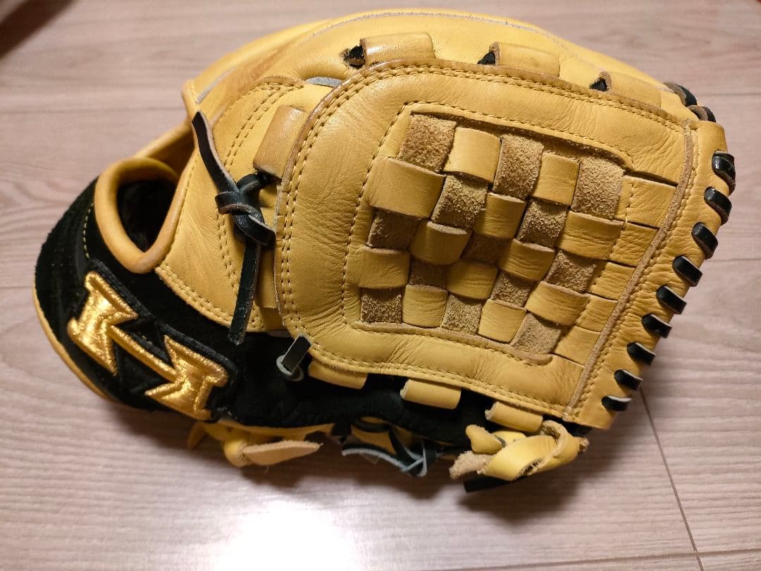 軟式グローブ イエロー ブラック 編み込みデザイン　ハイゴールド　右投げ用