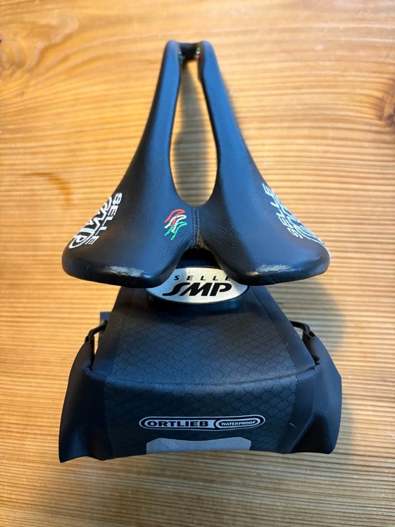 Selle SMP ブラック サドル 169g