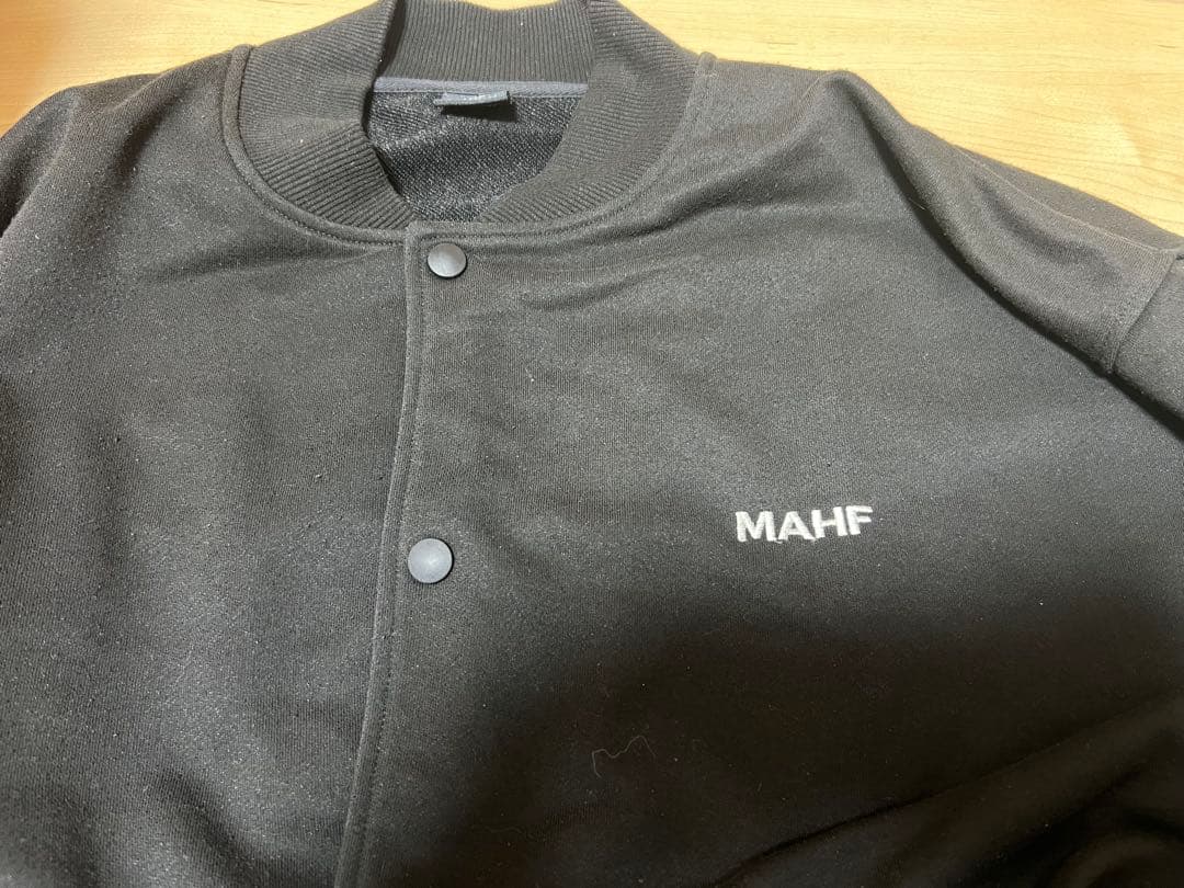 MAHF 前開きスタジャン風 ロゴ刺繍 グラトリ マーフ ユニセックス