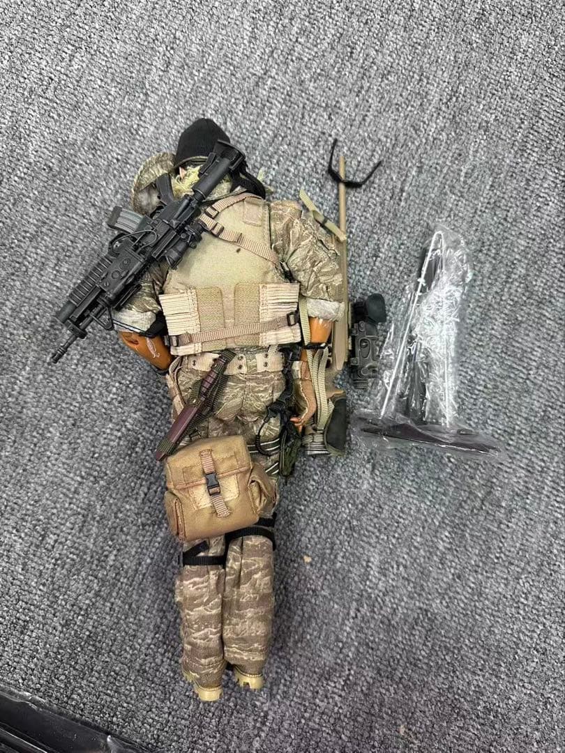 「1/6 特殊部隊 砂漠迷彩 ダブルウェポン 可動フィギュア完成品」