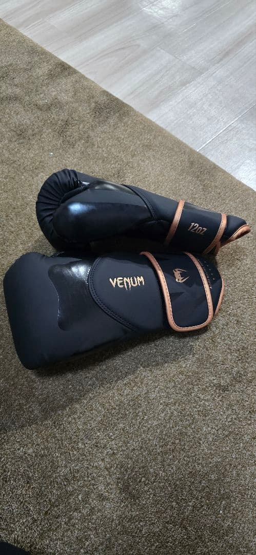 Venum ボクシンググローブ 黒/金12oz