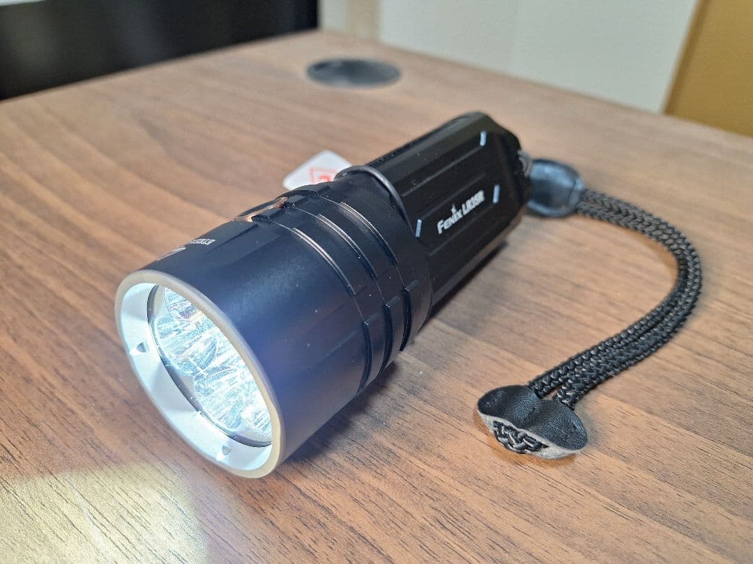【美品】FENIX LR35R懐中電灯 最大10000ルーメン 充電式フルセット