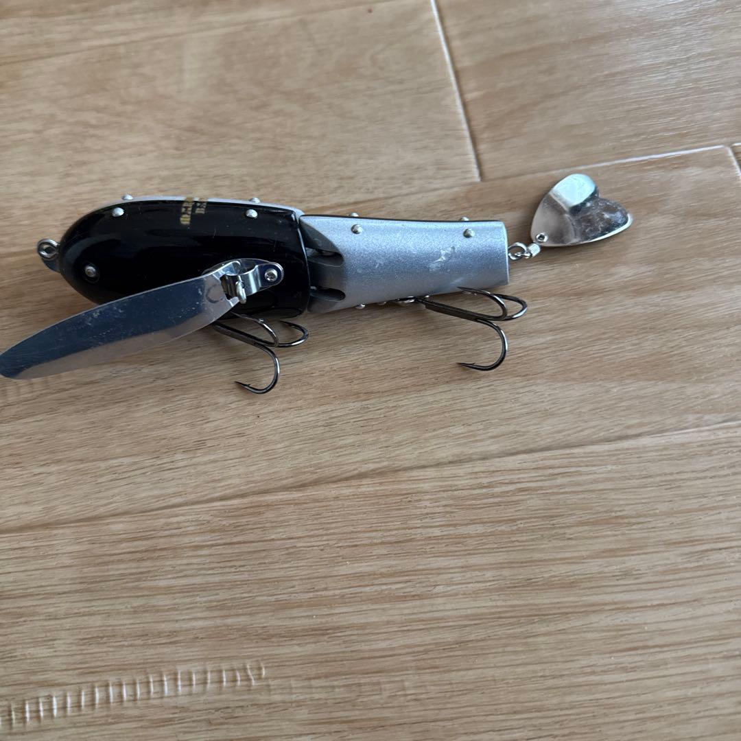 トップウォーター ルアー 黒と銀 スピナー付き