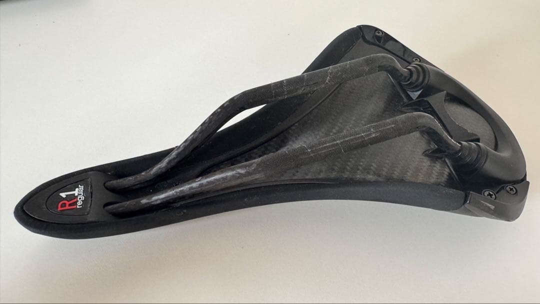 【中古】Fizik R1 カーボンサドル　レギュラー