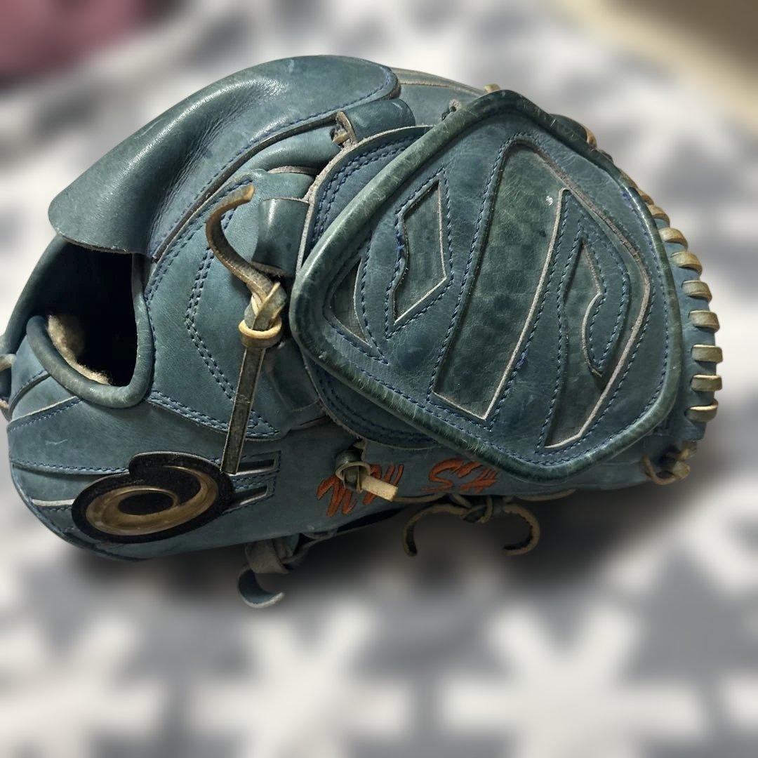アシックスの硬色ピチャー用グローブ