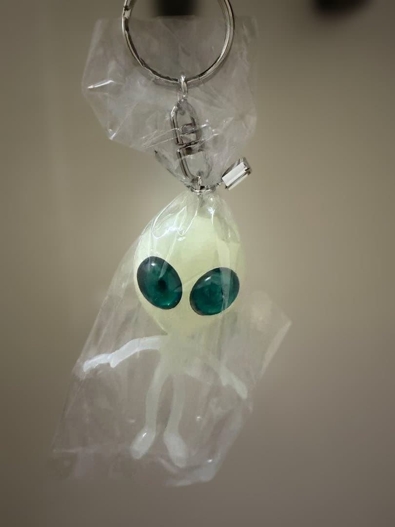 【新品】暗い所で光る！【蓄光エイリアンキーホルダー】10個セット
