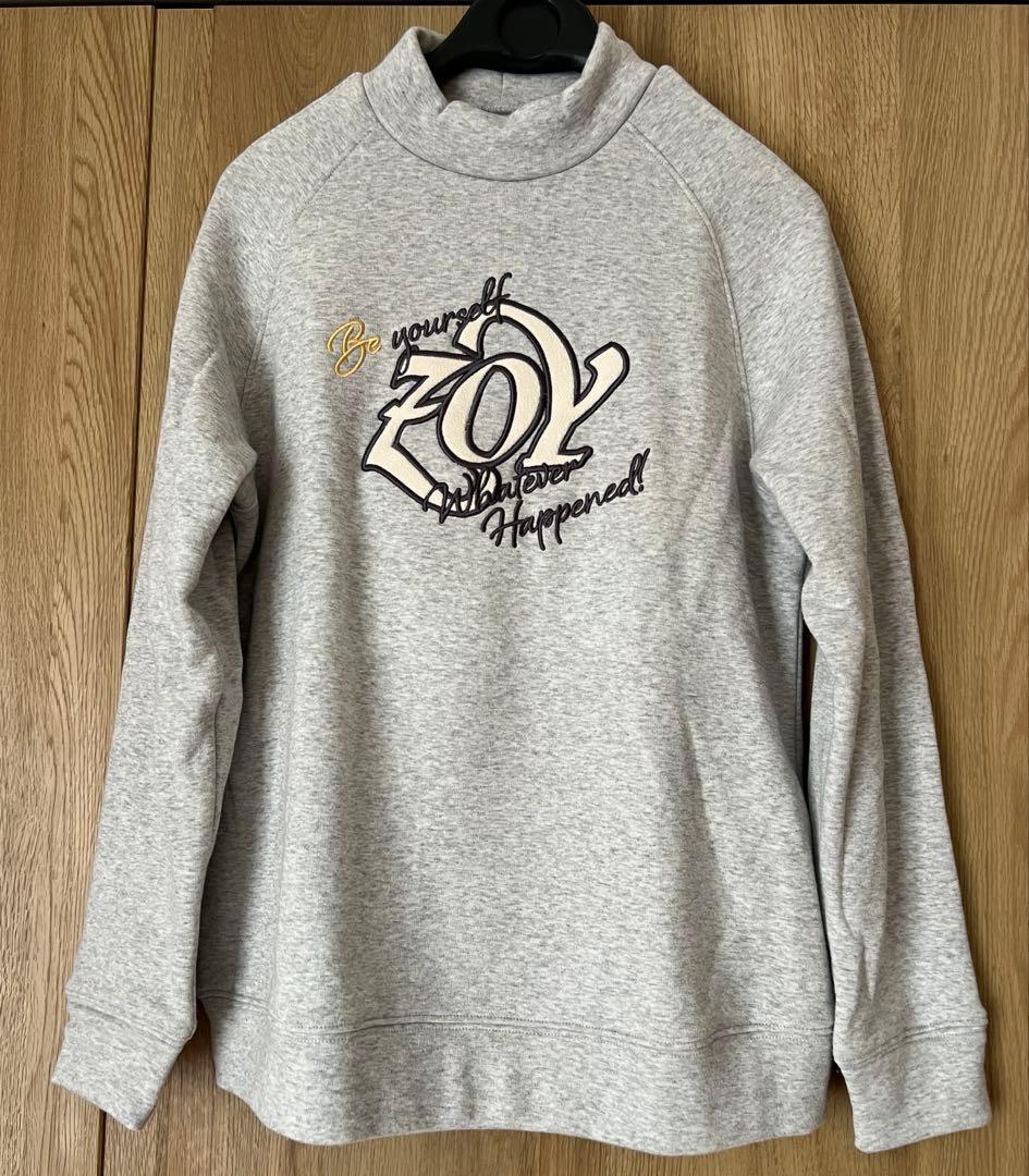ZOY 刺繍入りグレーのモックシャツ