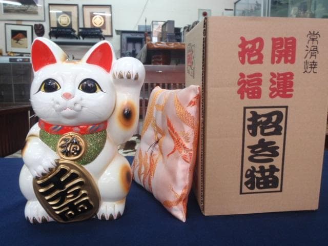 布団付♪新品！高さ26cm♪国産 常滑焼 招き猫 商売繁盛 貯金箱/黒、特大あり