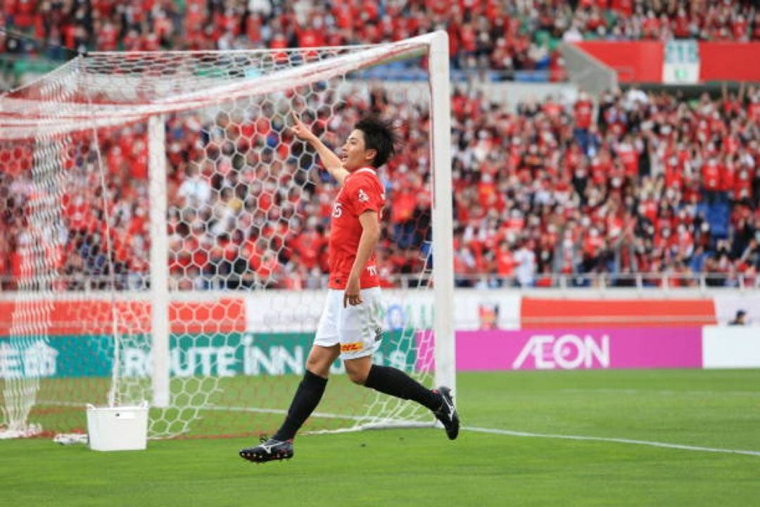 浦和レッズ　ユニフォーム　小泉佳穂　2022（H）