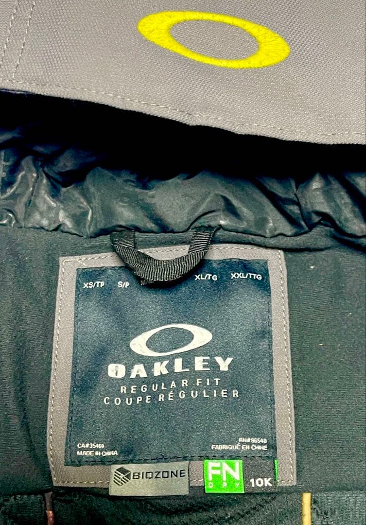 美品！！Oakley ・オークリー・ スノーボードウェア・L