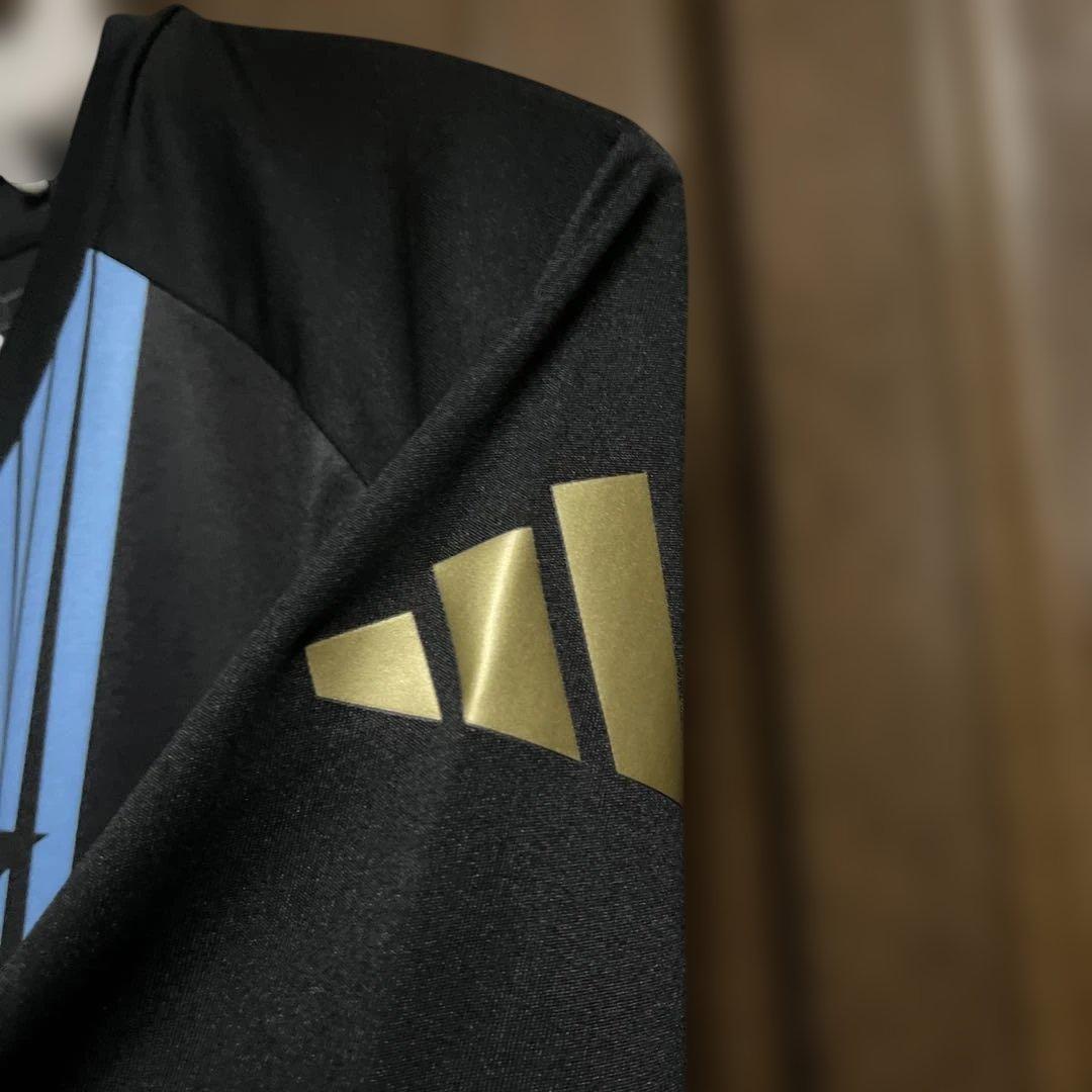 新品タグ付きadidas サッカーシャツ 黒と青のストライプ