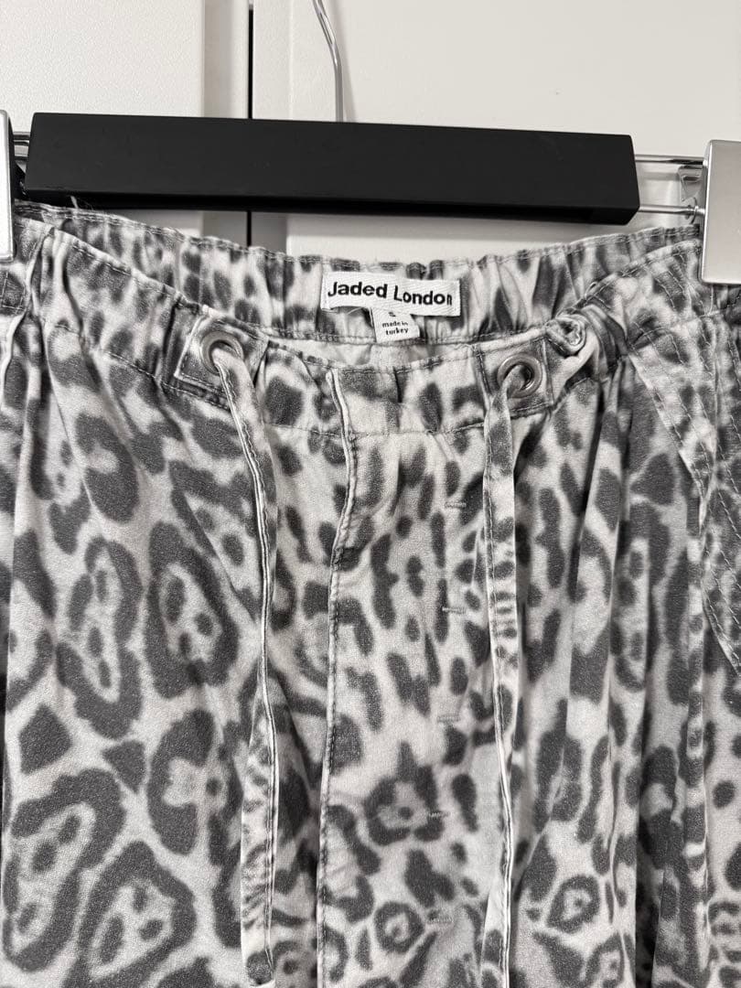 アイドル Jaded London Leopard Parachute Pants