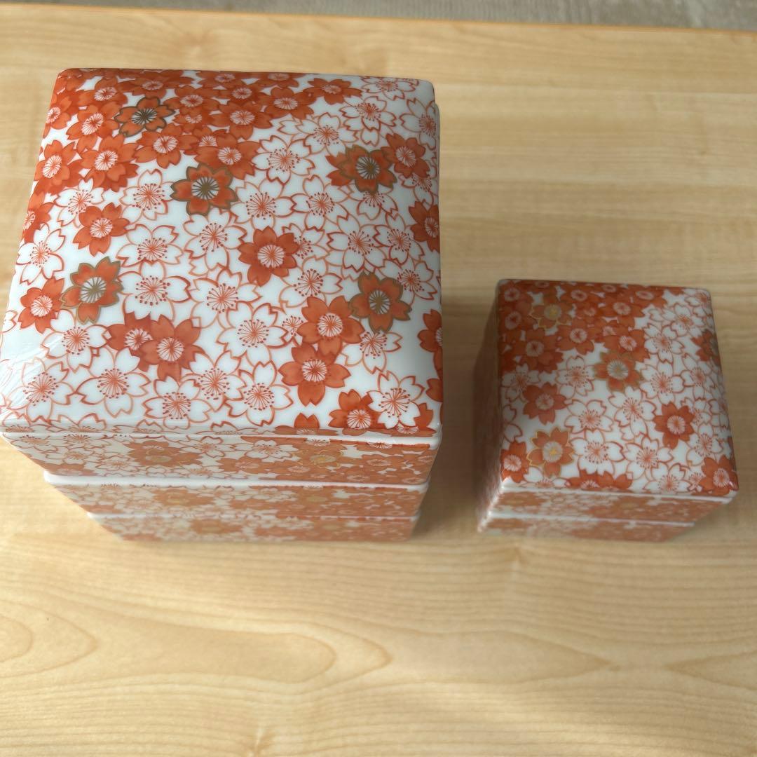 シ*ウ様 撫松庵　陶器お重　色絵桜づくし　三段重箱　二段重箱　蓋付き小鉢　桜柄