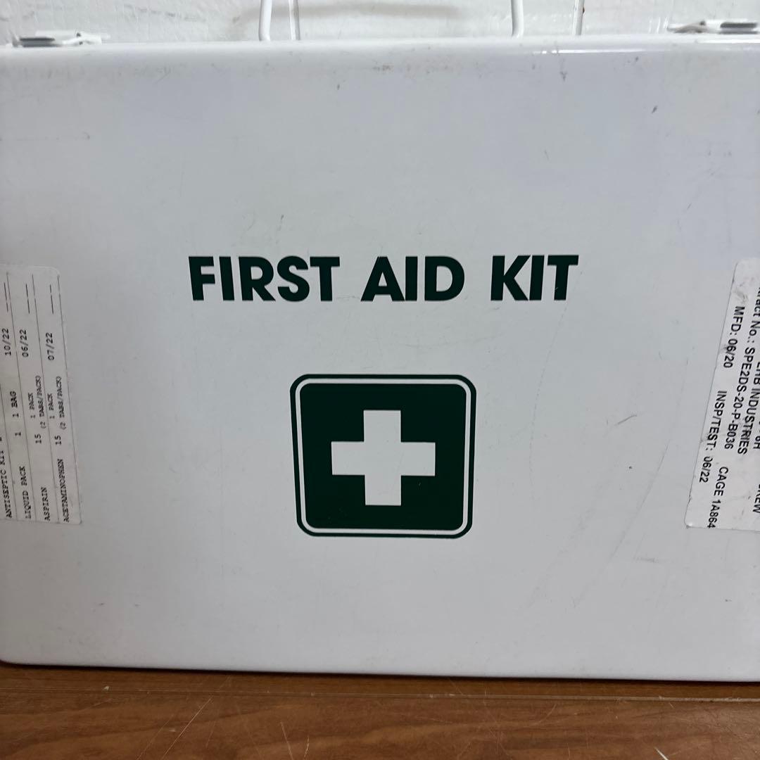 米軍放出品　FIRST AID KIT CASE ホワイト　送料無料