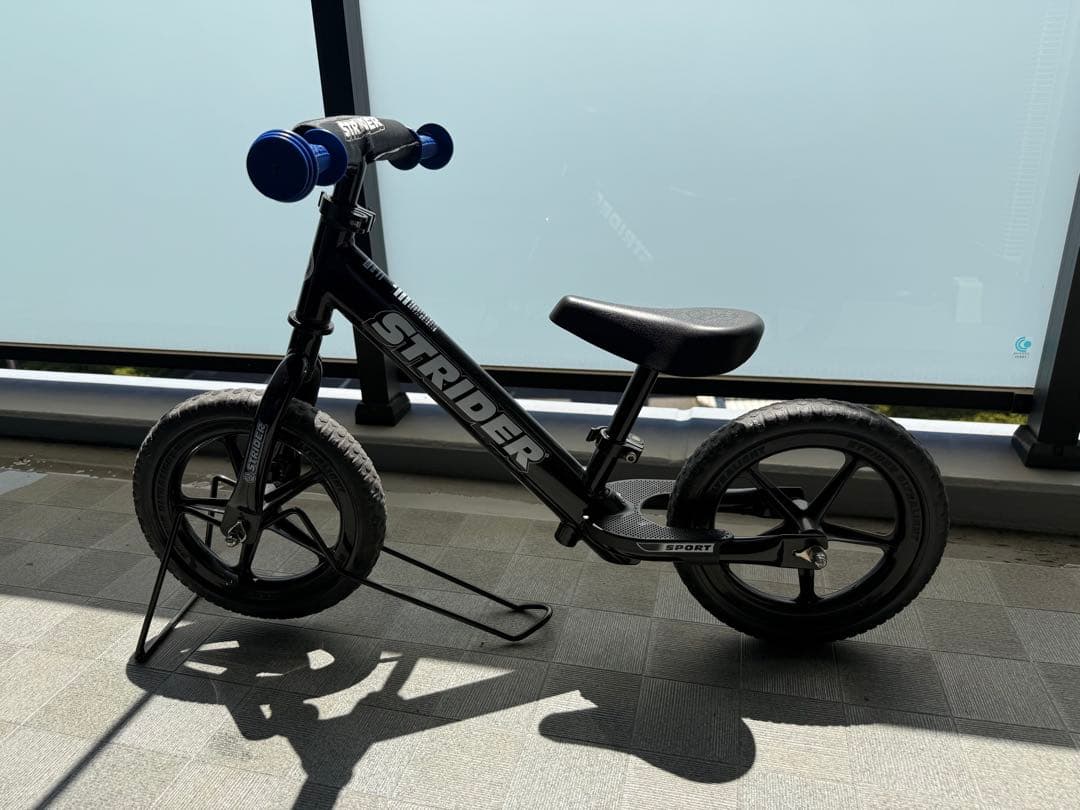 STRIDER バランスバイク ブラック 12インチ　スタンド付