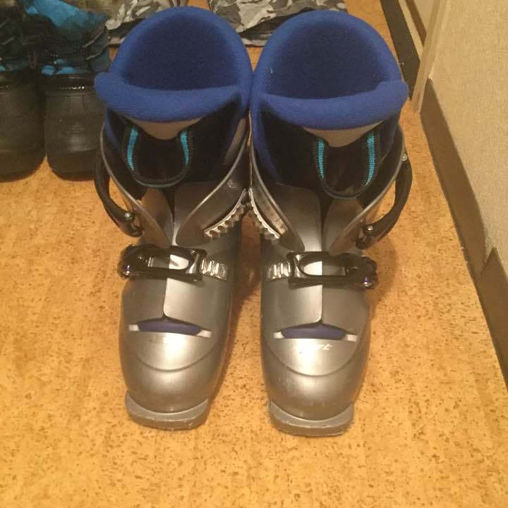 スキーウェアと板につける靴