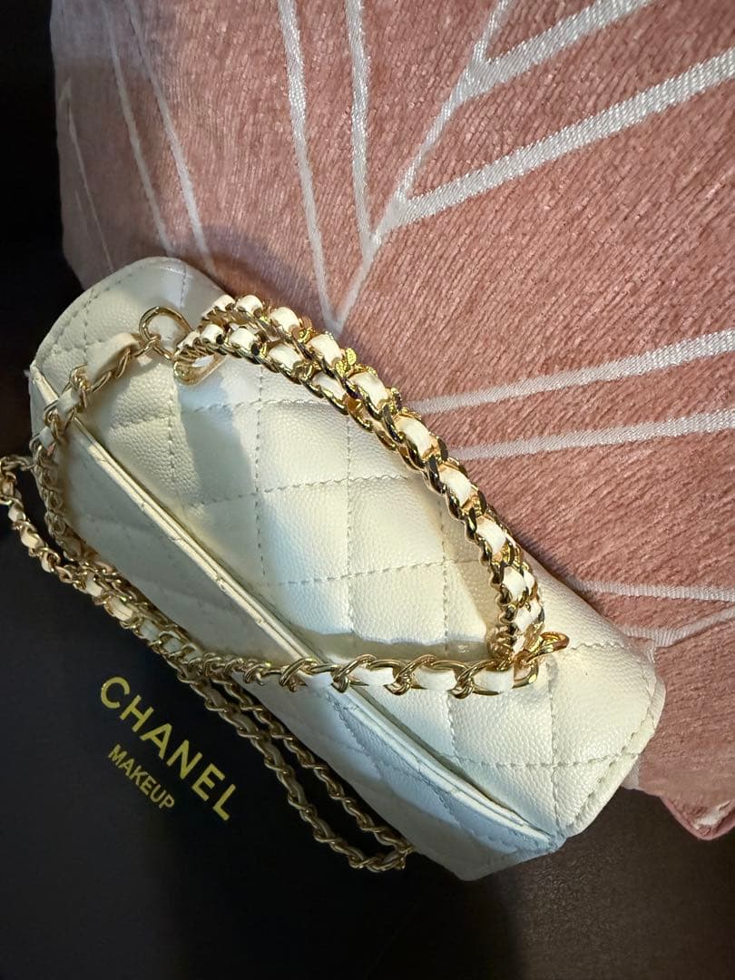 CHANEL ノベルティキルティングホワイトバッグ