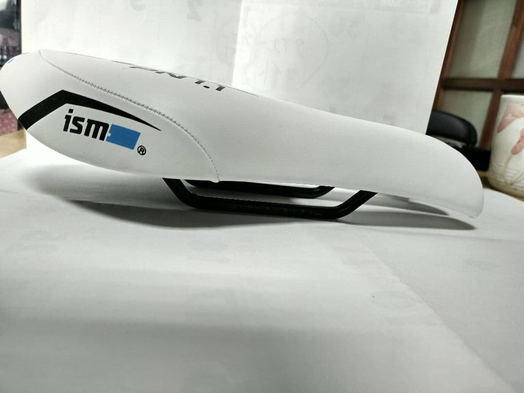 新品未使用　ISM PN 1.1 サドル ホワイト40シリーズ