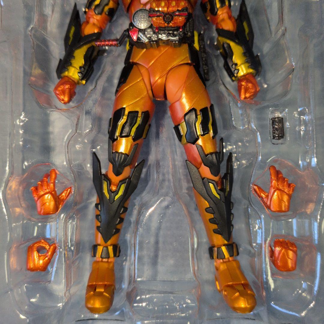 【完品】S.H.Figuarts 仮面ライダークローズマグマ