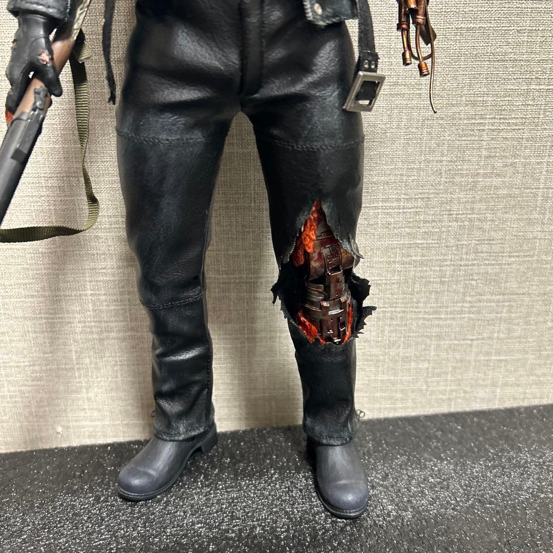 【ホットトイズ】 ターミネーター2フィギュア　Ｔ-８００（バトルダメージ版）
