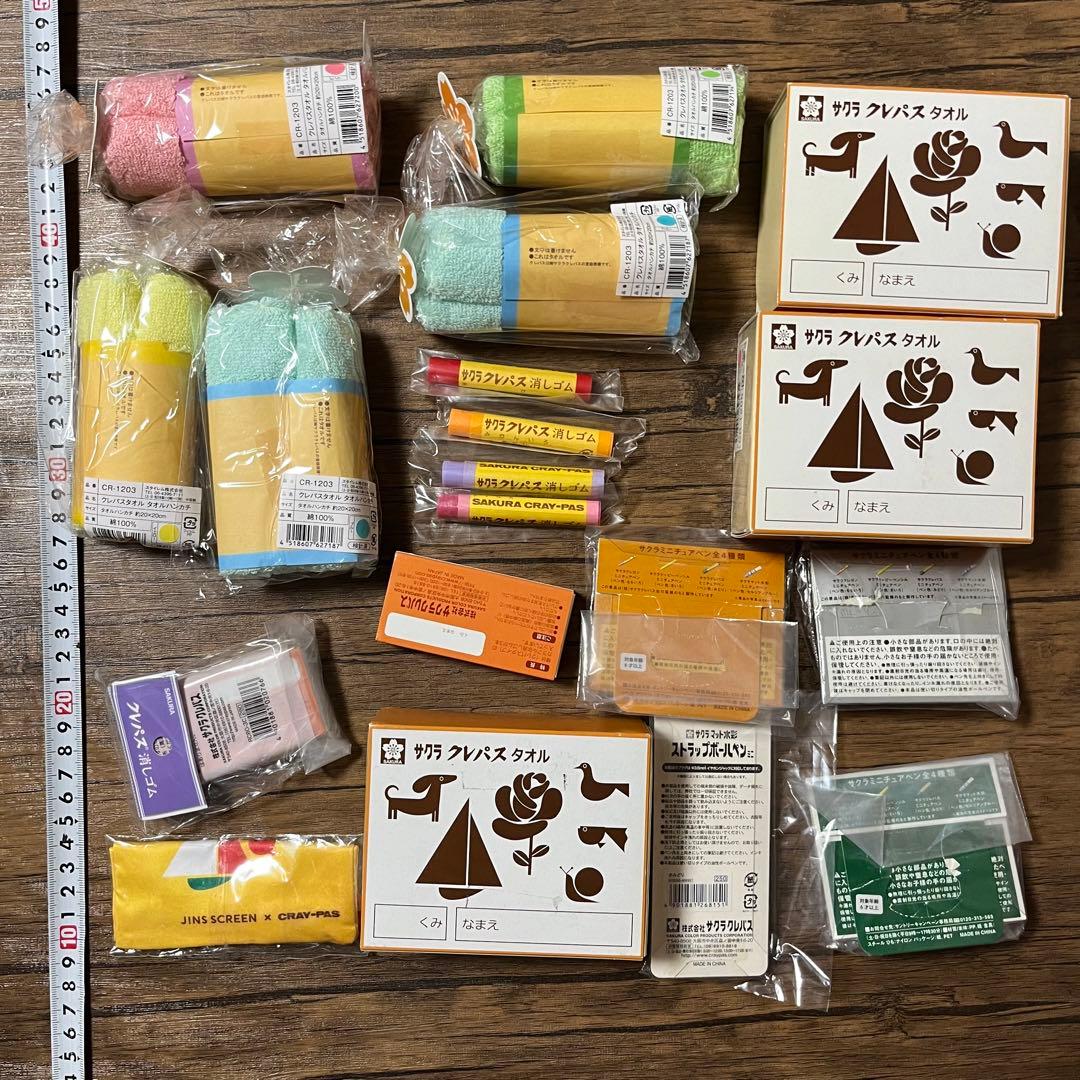 サクラクレパスグッズ　タオル、消しゴム、巾着、ミニチュアストラップ詰め合わせ