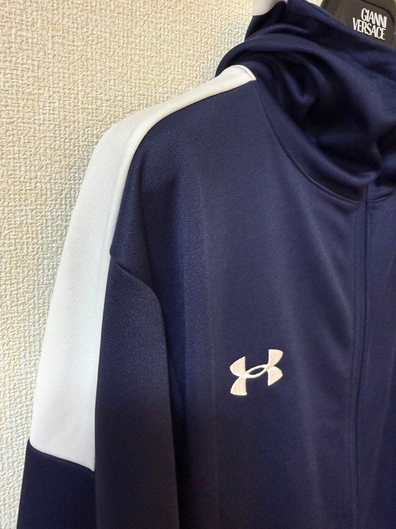 新品タグ付UNDERARMOURサイドラインジャケットXLネイビーUNISEX