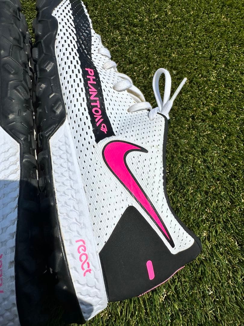 NIKEナイキ リアクト ファントムGT プロ TF(ホワイト×ピンク)