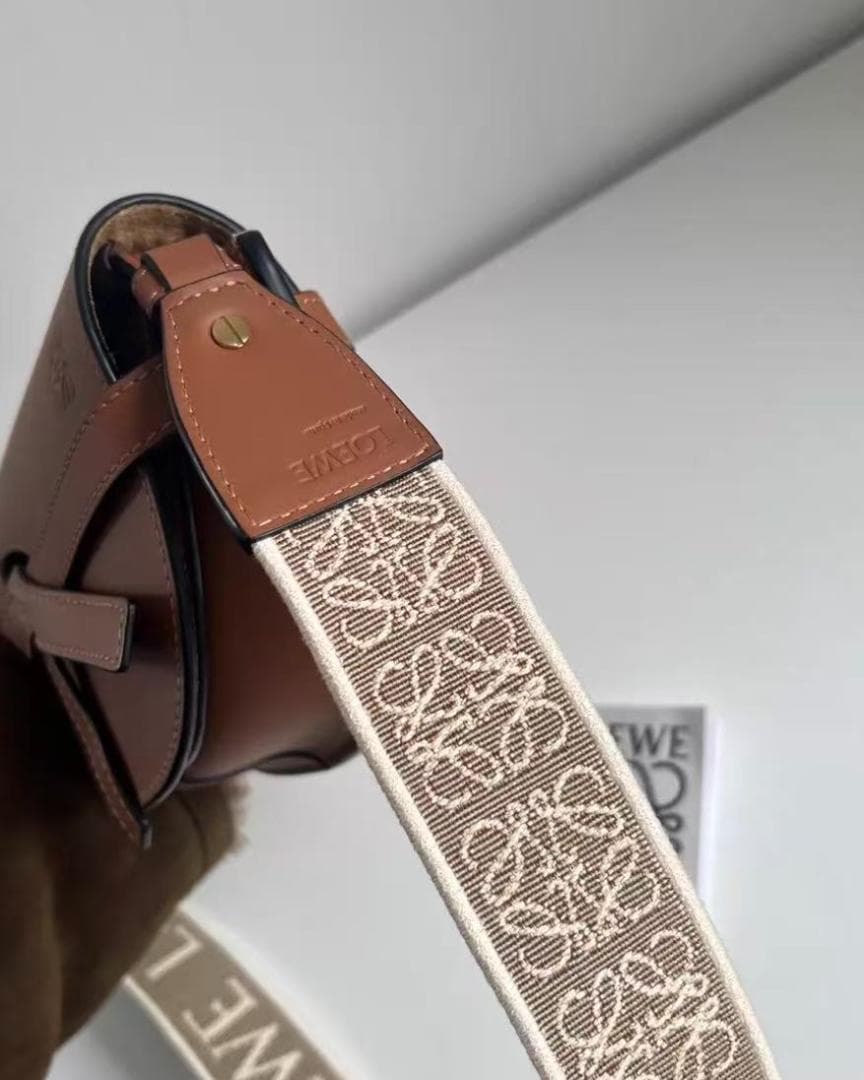 Loewe ブラウンレザー クロスボディバッグ！！！