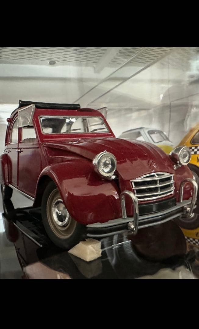 シトロエン 2CV 赤 ミニカー 約1/18スケールディスプレイケース付