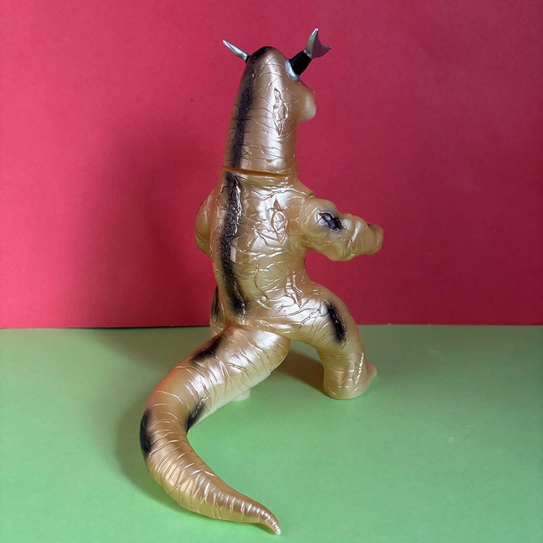 か*き様 ブルマァク　怪獣シリーズ エレキング　蓄光ゴールド