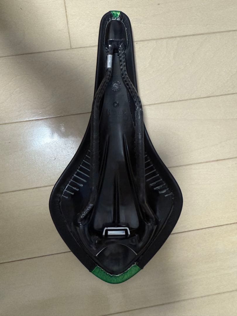 fizik カーボンサドル