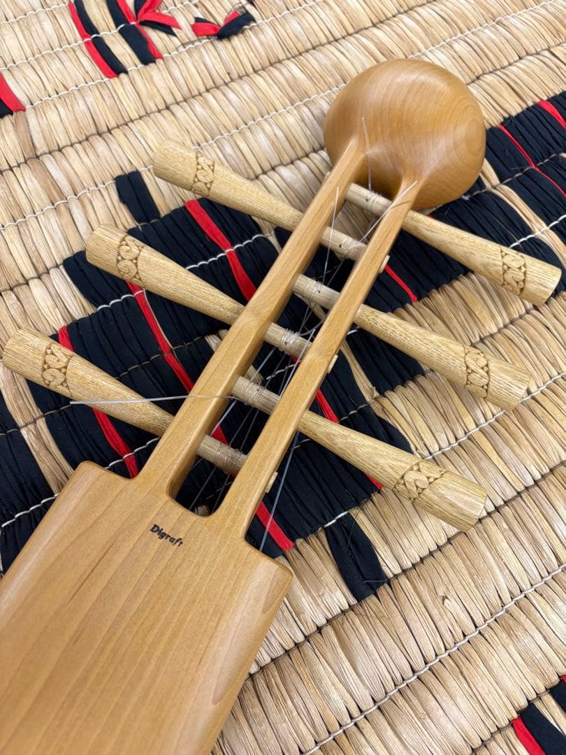 アイヌ　弦楽器　トンコリ　トンコリ工房イノンノ製　三味線弦　美品　6弦琴　彫刻入