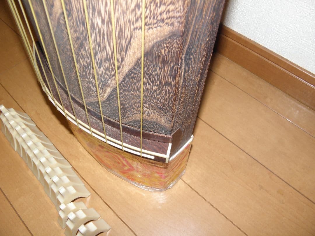 ​13弦 琴（箏）並甲 平彫り 蒔絵（松鶴） 富士形琴柱14個・尾布付き