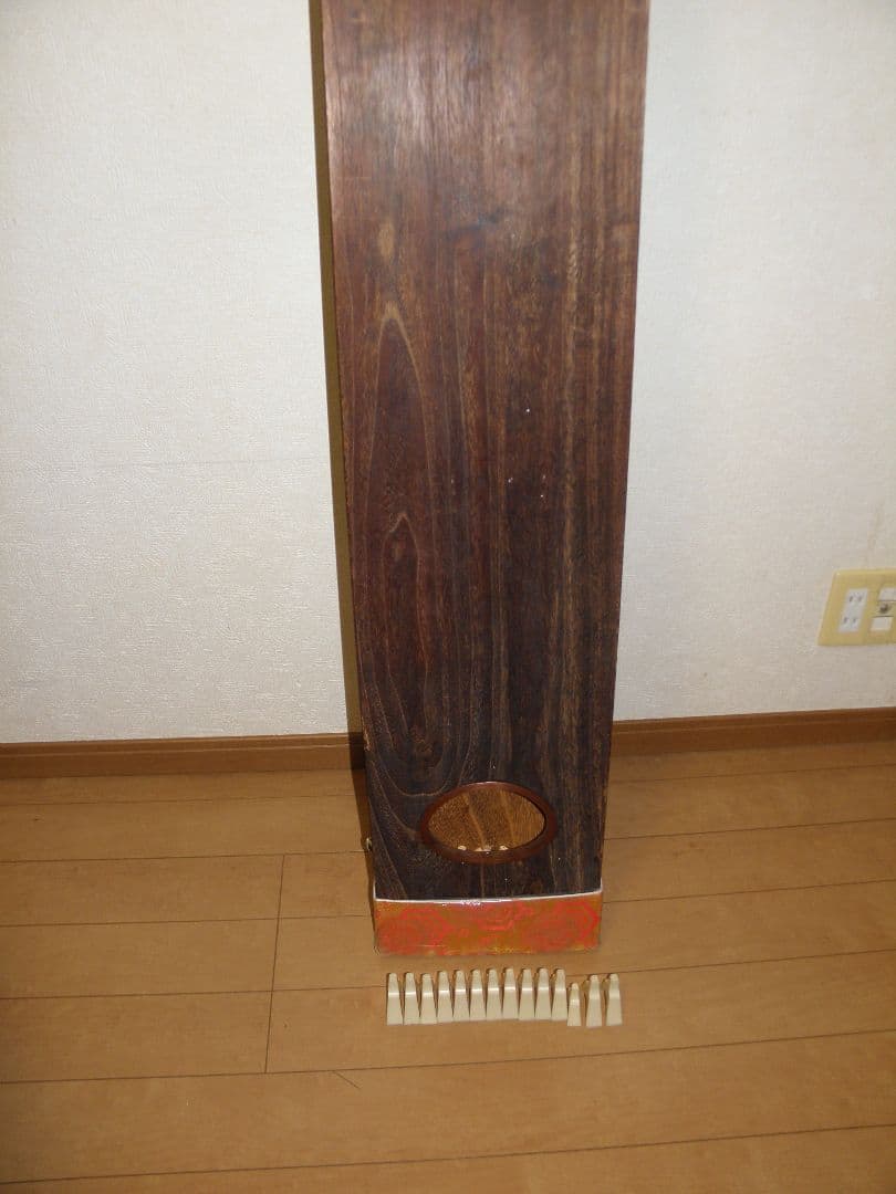 ​13弦 琴（箏）並甲 平彫り 蒔絵（松鶴） 富士形琴柱14個・尾布付き
