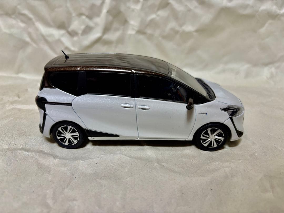 旧型シエンタ後期 カラーサンプル ミニカー ブラウンパール×ホワイトパール