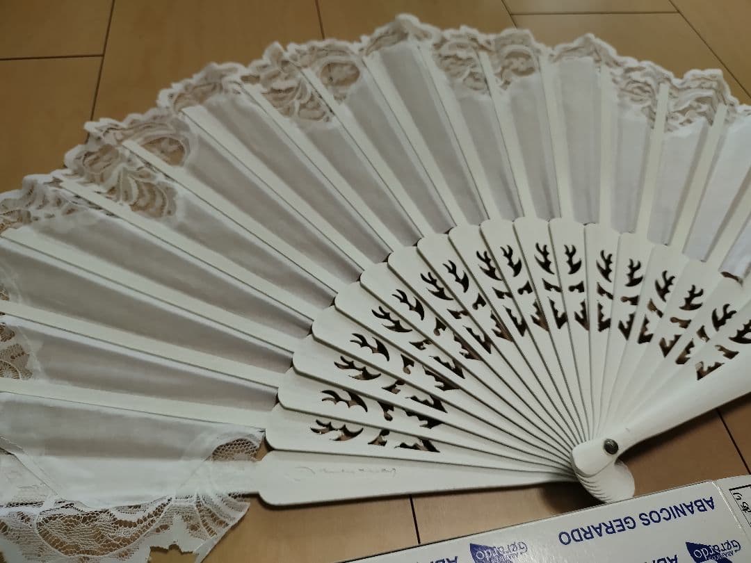 【未使用】イベリアアバニコレース透かしあり白H32cm フラメンコ　　扇子
