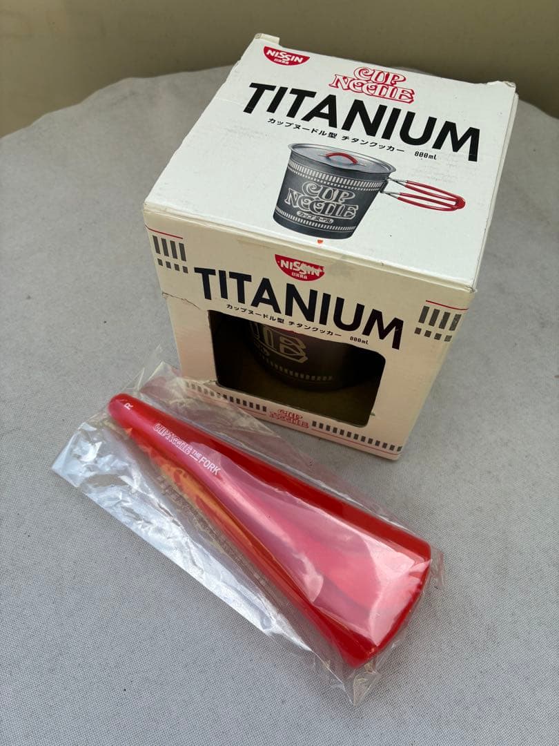 日清カップヌードル　チタンクッカーとオマケ付