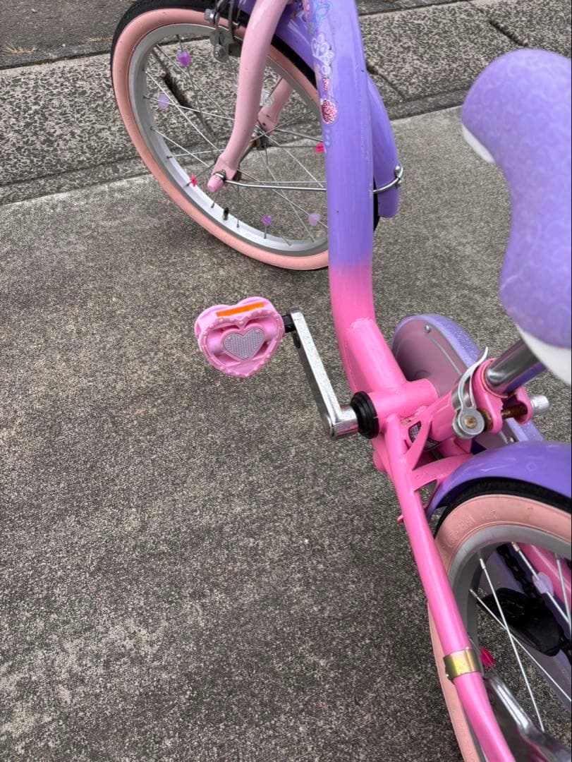 幼児用自転車 ピンクと紫 キャラクター付き