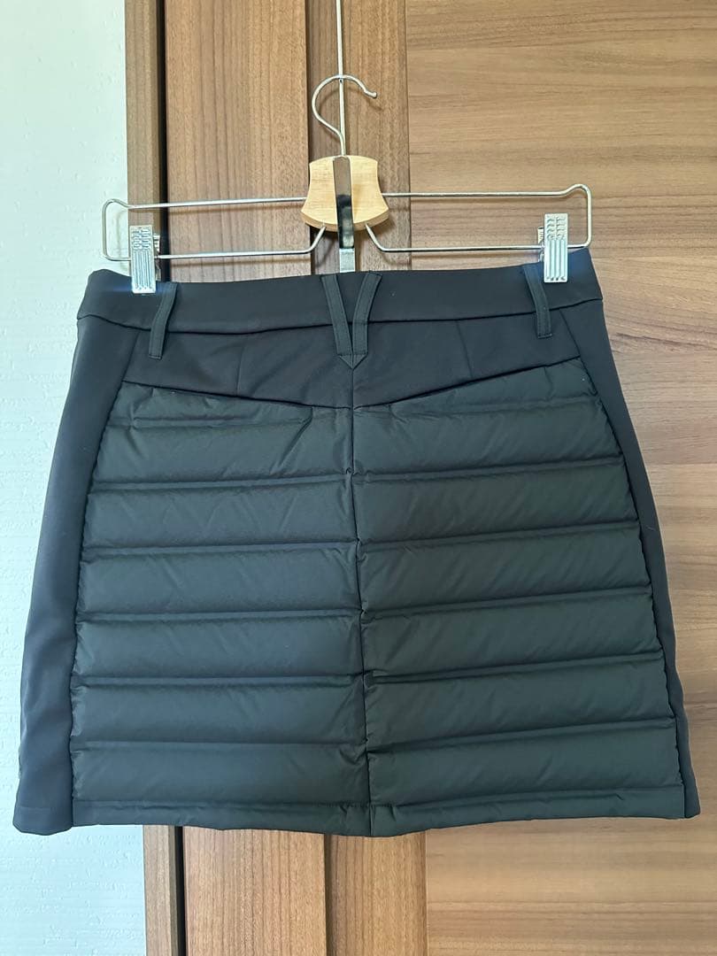新品　DESCENTE シームレスダウン　スカート　Ｌ　黒　デサント