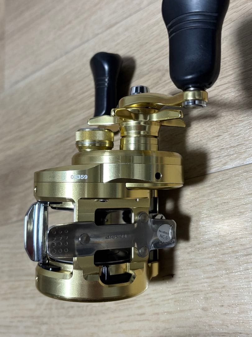 シマノ　15カルカッタコンクエスト300 右巻き