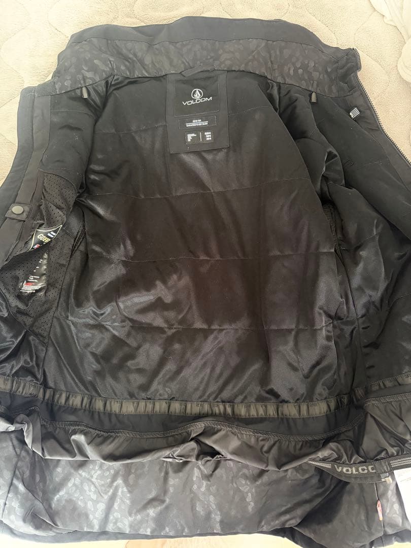 VOLCOM GORE-TEX ブラック スノーボードウェア　レディースM