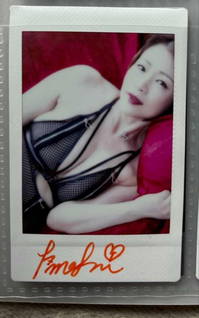 友田真希　直筆サイン入りチェキ　a