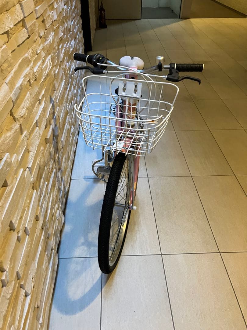 24インチ　ピンク シティサイクル ワイヤーバスケット付き