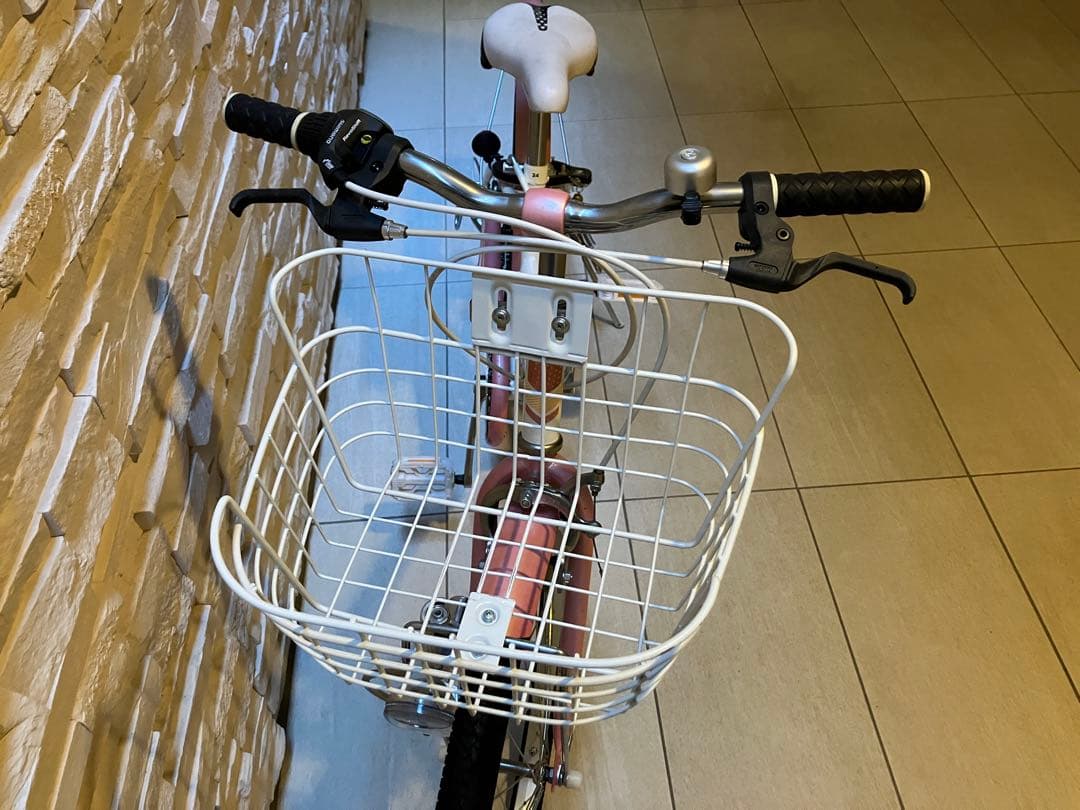 24インチ　ピンク シティサイクル ワイヤーバスケット付き