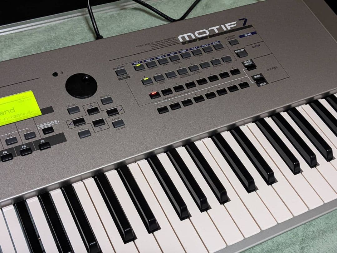 YAMAHA ヤマハ MOTIF7 シンセサイザー 76鍵 ハードケース付き